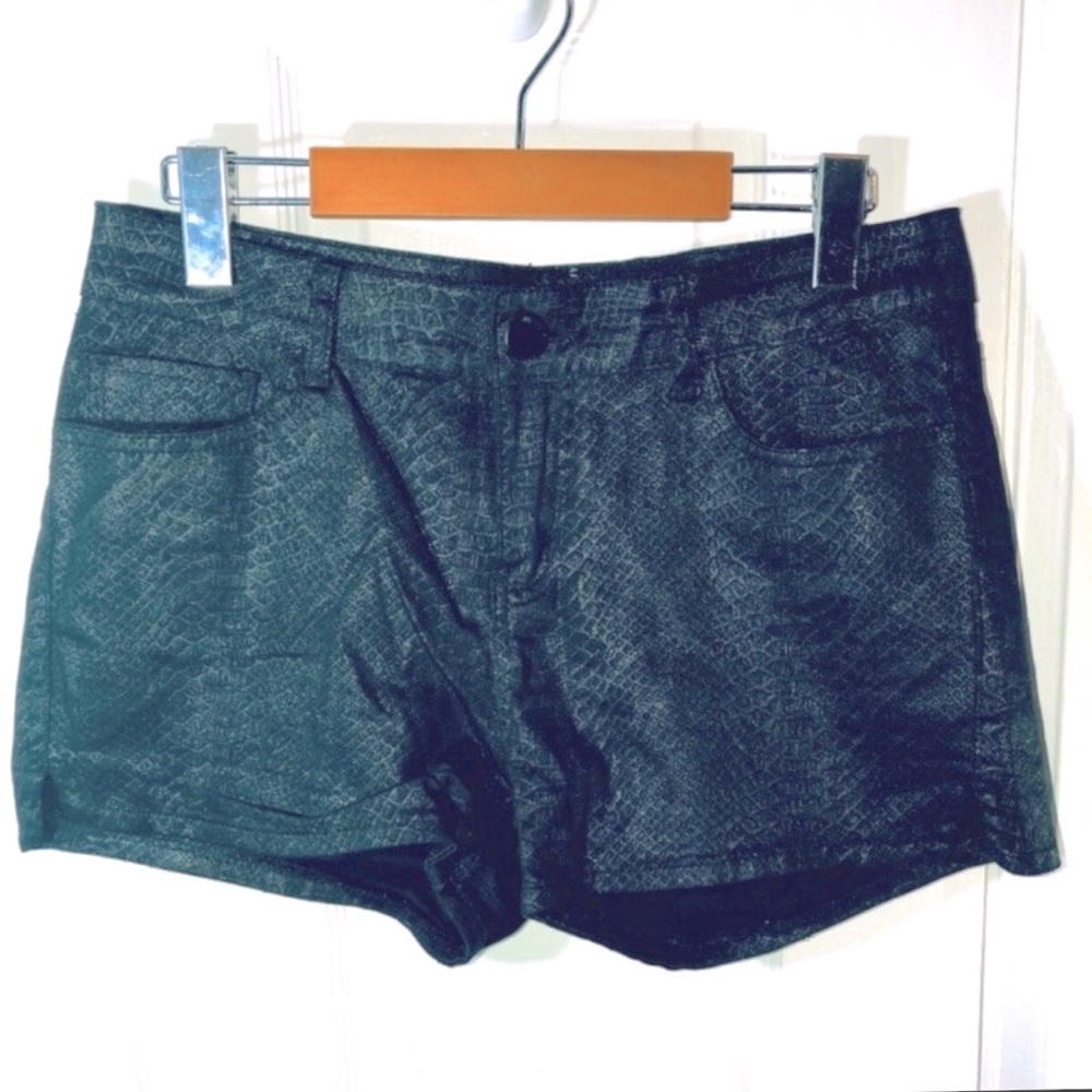 [URBAN LIFE] Snake Print Faux Leather Shorts